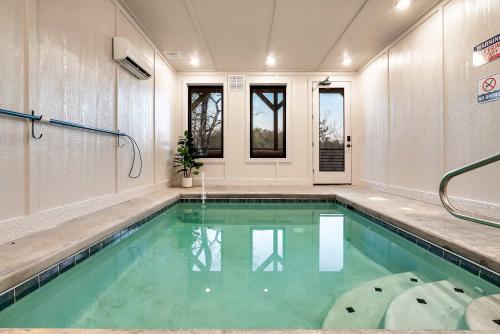 Modern Luxury Pool Hot Tub & Near Water Parks photo 29