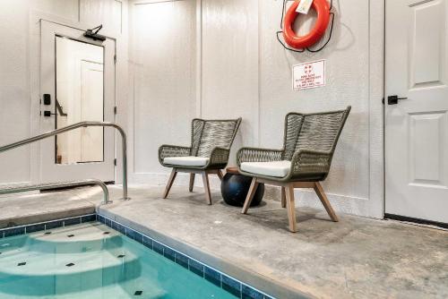 Modern Luxury Pool Hot Tub & Near Water Parks photo 30