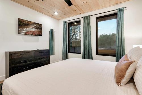Modern Luxury Pool Hot Tub & Near Water Parks photo 36