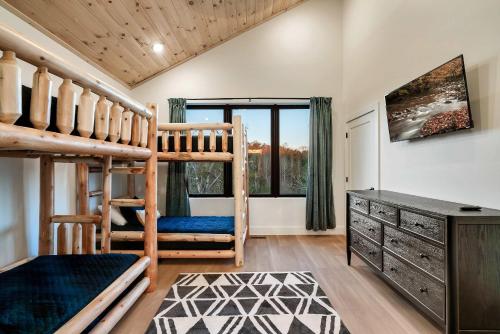 Modern Luxury Pool Hot Tub & Near Water Parks photo 44