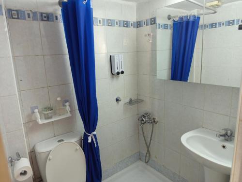 Un baño con ducha, inodoro y lavabo. en City centre studio, en Tesalónica
