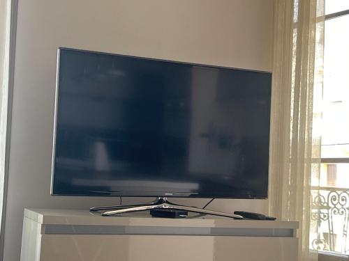 TV a/nebo společenská místnost v ubytování Carla's Résidences - Le Bernascon