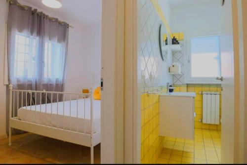 a small bathroom with a crib in a room at Apartment 107 - Roma Fiumicino in Fiumicino