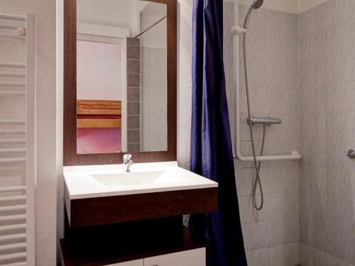 a bathroom with a sink and a shower with a mirror at Studio rénové 4 pers avec balcon, wifi, proche télécabine et spa - Brides-les-Bains - FR-1-512-160 in Brides-les-Bains
