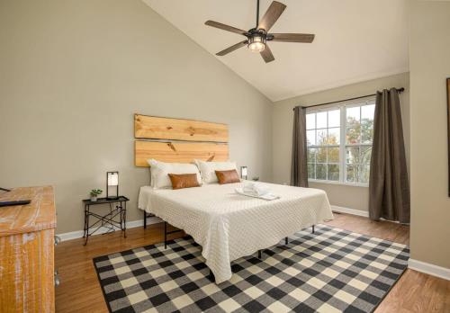 Peaceful Escape 2BR Retreat w Private Hot Tub photo 3