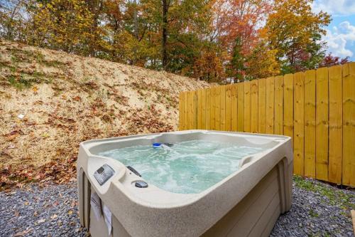 Peaceful Escape 2BR Retreat w Private Hot Tub photo 7
