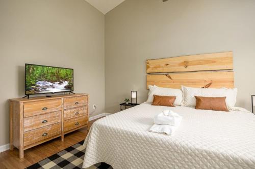 Peaceful Escape 2BR Retreat w Private Hot Tub photo 11