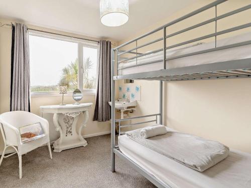 Ένα ή περισσότερα κρεβάτια σε δωμάτιο στο 5 Bed in Tenby 56683