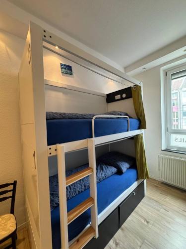 エッセンにあるHostel WohnZimmer-Essenの二段ベッド2組が備わる二段ベッド付きの客室です。