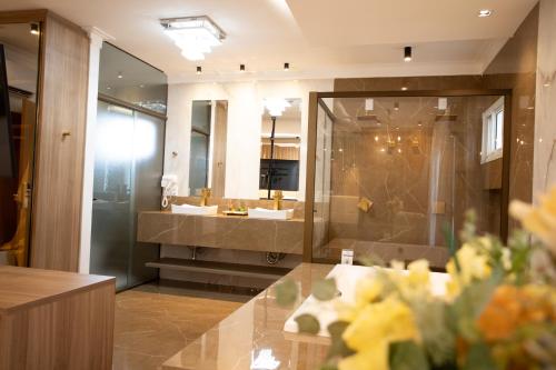 Ένα μπάνιο στο Ellus Hotel