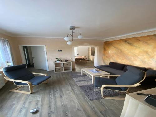 a living room with a couch and chairs and a table at Wohnung nahe Inselsberg Wanderwege in Waltershausen