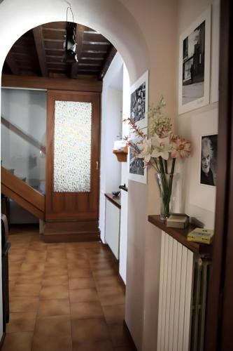 a hallway with a door and a vase of flowers at Villa Brothers' House in Vimercate