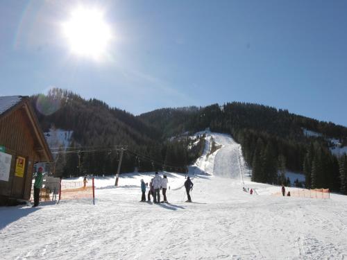 Chalet Hohentauern by Ski Lift en invierno