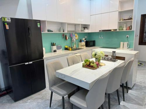 eine Küche mit einem Tisch und Stühlen in einer Küche in der Unterkunft CLOVER Homestay Phú Yên in Phường Sáu