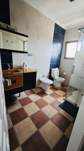 Un baño de Calpe chalet privado 7 min de la playa piscina wifi parking aire barbacoa grupos