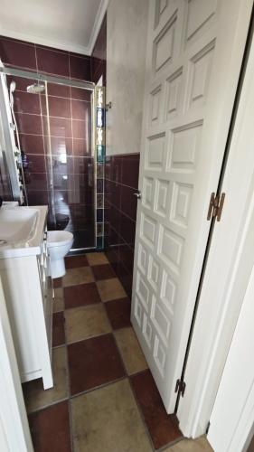 Un baño de Calpe chalet privado 7 min de la playa piscina wifi parking aire barbacoa grupos