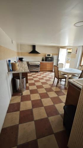 Una cocina o zona de cocina en Calpe chalet privado 7 min de la playa piscina wifi parking aire barbacoa grupos