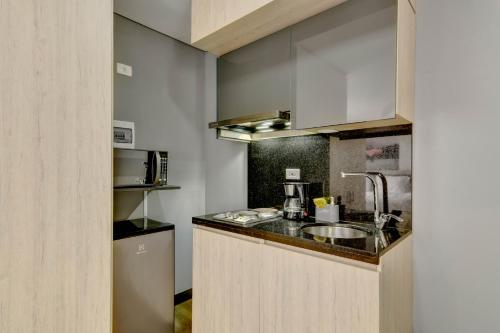 Kuchyň nebo kuchyňský kout v ubytování Home Suites 118 By gA