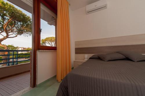 ミントゥルノにあるElisa a mareのベッドルーム1室(ベッド1台、大きな窓付)