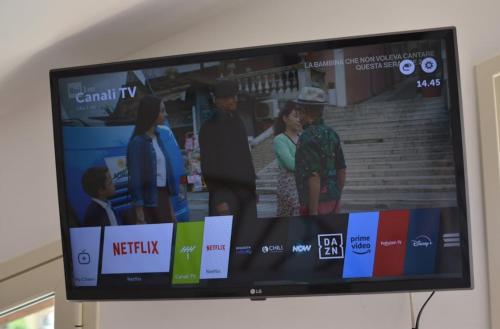 Televisyen dan/atau pusat hiburan di Maioliche Rooms