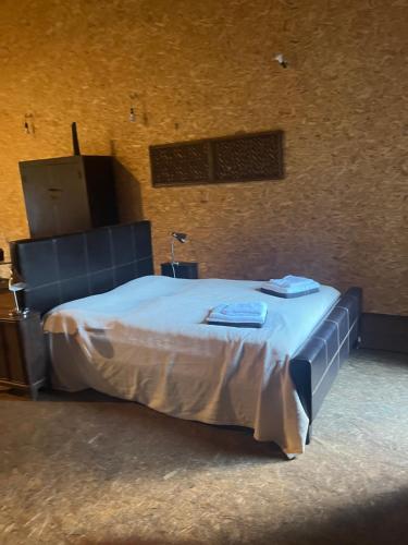 a bedroom with a large bed with white sheets at Park Residence Bei Wu in Wesenberg