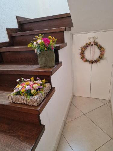 a stairway with flowers in a basket and a door at Casa Ofelia in Colledimezzo