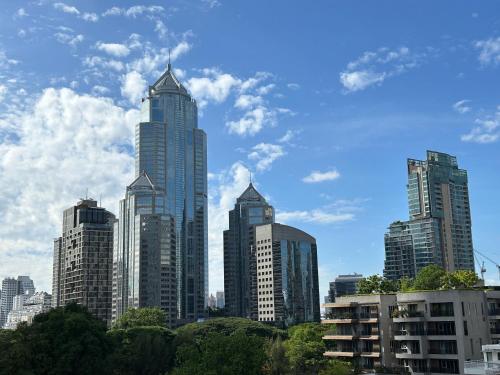 un grupo de edificios altos en una ciudad en Klass Langsuan Condo, en Bangkok