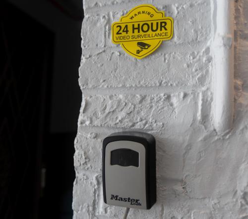 a sign on a wall with a hour sign on it at Chambre de luxe Afrik a Liège Grande Sale de bain privée check in autonome cuisine partagée in Liège