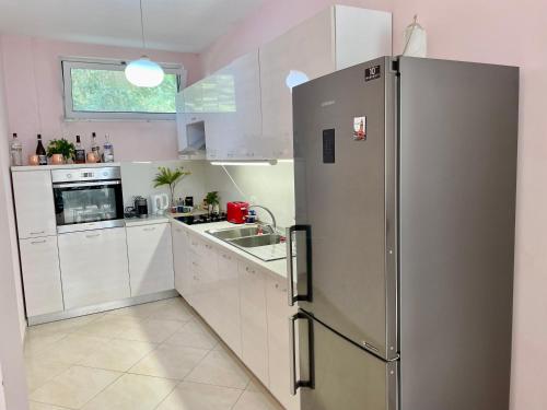 Η κουζίνα ή μικρή κουζίνα στο Marvi's Gated Beach area apt