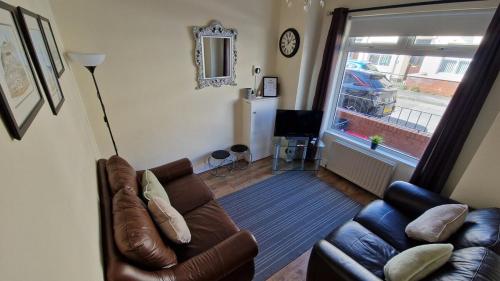 Een zitgedeelte bij Tower St Cranes Murals Titanic 3br-6guests