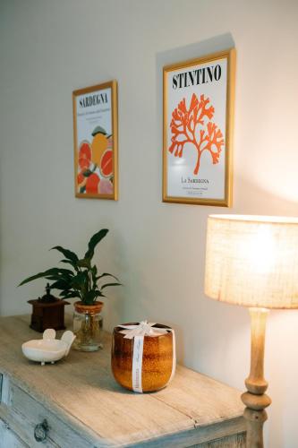 a table with a lamp and a plant on it at Tropicana Lodge - Sardaigne in Roquebrune-sur-Argens