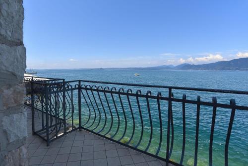 a view of the ocean from a balcony at Appartamento a 5 metri dal lago in Torri del Benaco