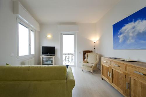 a living room with a couch and a tv at Appartamento a 5 metri dal lago in Torri del Benaco