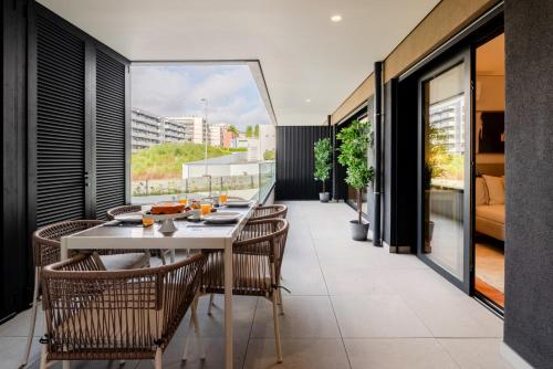 ヴィラ・ノヴァ・デ・ガイアにあるPremium Apartment w/ Garage & Balcony by HostWiseのバルコニーにテーブルと椅子が置かれたダイニングルーム