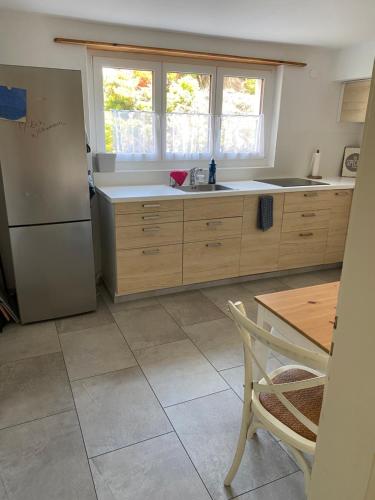 GalsにあるWohnung in 100 J Bauernhausのキッチン(冷蔵庫、テーブル、椅子付)
