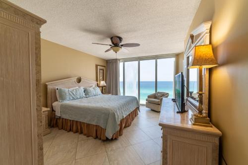 une chambre avec un lit et une vue sur l'océan dans l'établissement Long Beach T4-1004 'Emerald Retreat', à Panama City Beach