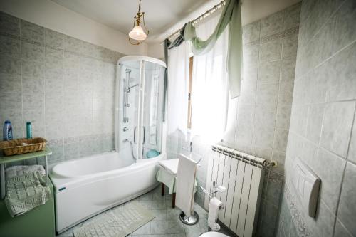 a bathroom with a bath tub and a sink at B&B La Casa Gialla Di Luca in Mazzè