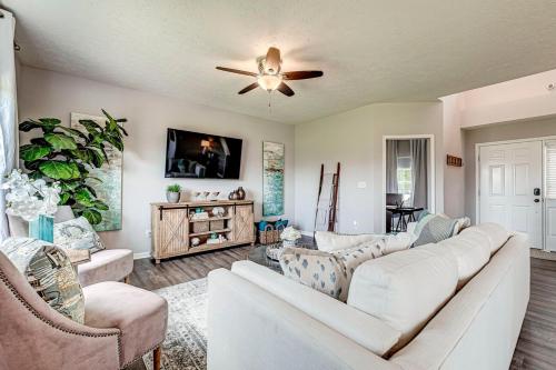 Μια τηλεόραση ή/και κέντρο ψυχαγωγίας στο Luxe Home in the Heart of Westfield Perfect for big family