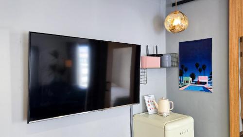 CatNap Guesthouseにあるテレビまたはエンターテインメントセンター