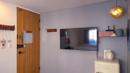 CatNap Guesthouseにあるテレビまたはエンターテインメントセンター