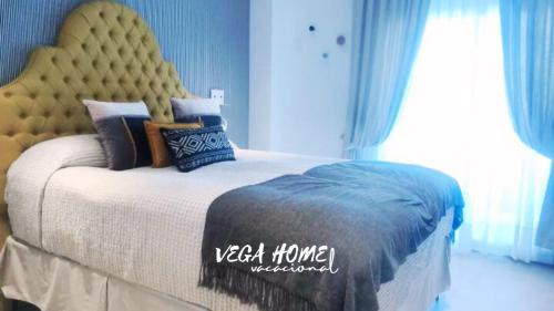 1 dormitorio con 1 cama grande y cabecero amarillo en Apartamento Eleven View Costa ballena MOON BLACK, en Costa Ballena
