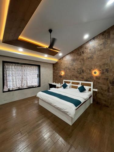 Postel nebo postele na pokoji v ubytování Casa Ashrin Pawna by Swastik Royale