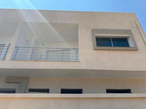 エル・ハウアリアにあるAppartementの側面にバルコニーがある建物