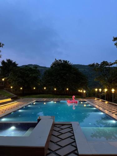 Bazén v ubytování Casa Ashrin Pawna by Swastik Royale nebo v jeho okolí