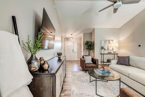 Μια τηλεόραση ή/και κέντρο ψυχαγωγίας στο Elegant home in the heart of Westfield Perfect for family gatherings