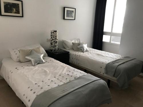 zwei nebeneinander stehende Betten in einem Schlafzimmer in der Unterkunft Modern Marina Apt Fantastic in Estepona