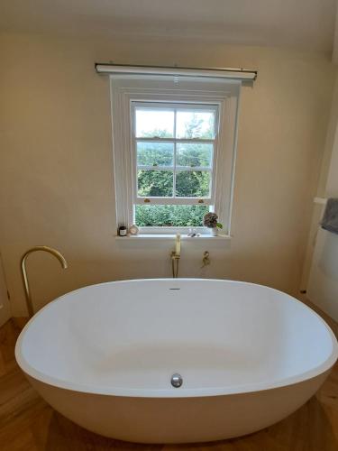 Bilik mandi di Gorgeous Devon Farmhouse, nature on your doorstep