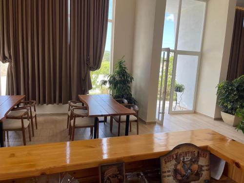 a dining room with tables and chairs and a window at Leaan 