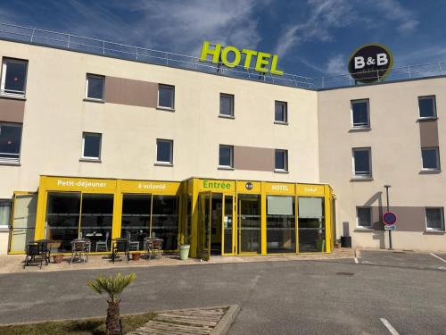 a hotel building with a hotel sign on top of it at B&B HOTEL Yvetot in Yvetot