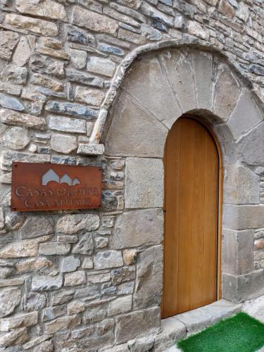 a stone building with a door and a sign on it at Casas Ordesa y Casa Altemir in Belsierre